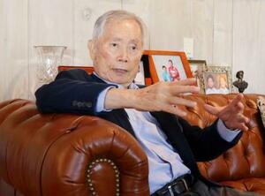 米ロサンゼルスの自宅で、取材に応じるジョージ・タケイさん=10月(共同)