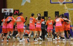 今季ホーム初白星となる4勝目を挙げ、抱き合う新潟の選手たち=2月、阿賀野市