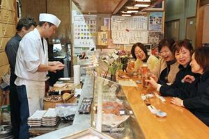 大勢の人が飲み歩きを楽しんだ「長岡まちバル」＝長岡市大手通２