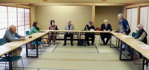「新潟市精神保健福祉家族会」の設立総会。精神障害者の家族が互いに思いを語り合った=3月29日、新潟市江南区亀田向陽1