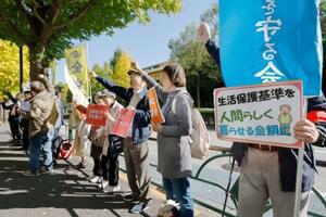 厚労省前で生活保護費の全額補償を訴える人たち=17日、東京・霞が関