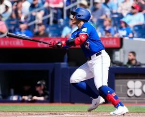 マーリンズ戦の6回、勝ち越しの11号ソロを放つブルージェイズ・岡本=トロント(ゲッティ=共同)
