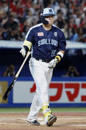 8回ヤクルト1死、村上が中越えにこの試合3本目の本塁打を放つ=神宮