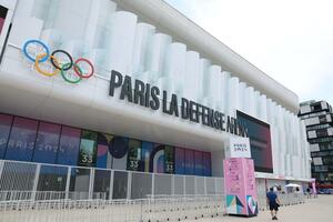 パリ五輪の競泳会場。日本選手団は移動時に空調も効かないバスを割り当てられたこともあったという