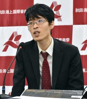 記者会見する「秋田・潟上国際音楽祭」の千田桂大委員長=7日午後、秋田市