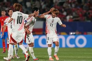 9月30日、サッカーのU―20W杯のチリ戦で2点目のゴールを決めた横山(右)=サンティアゴ(AP=共同)