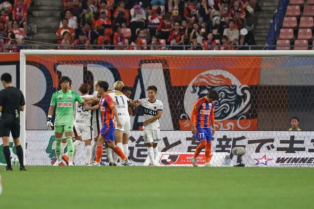 新潟-鹿島 前半、先制点を許し、肩を落とす新潟の選手たち=ビッグスワン