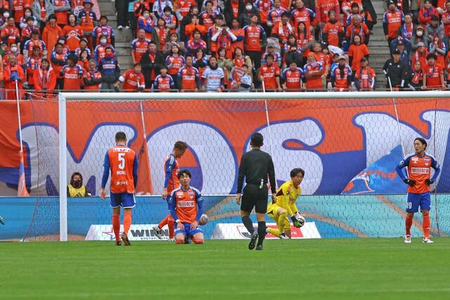 前半、先制される=デンカビッグスワン