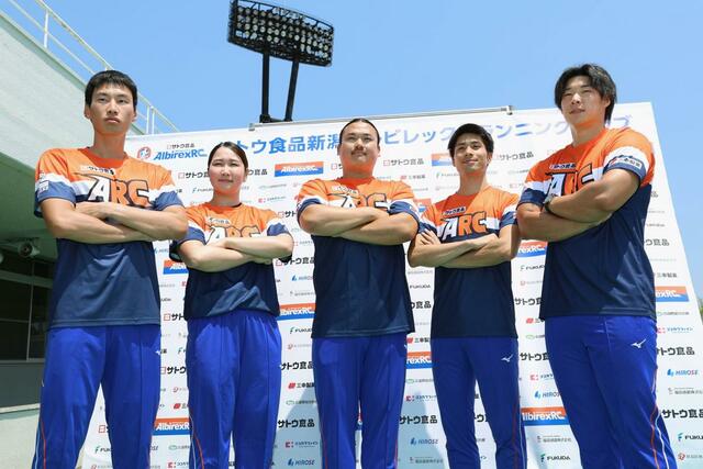 集合写真に収まる左から町亮汰、郡菜々佳、中川達斗、長谷川直人、北原博企＝新潟市陸上競技場