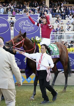 ＢＣクラシックをフォーエバーヤングで制し、馬上で喜ぶ坂井瑠星騎手＝デルマー競馬場（共同）
