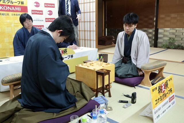 増田康宏八段が勝利した棋王戦第３局＝１日、新潟市中央区