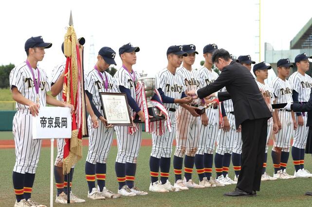 表彰式で優勝メダルを受け取る帝京長岡の選手たち＝富山市民球場
