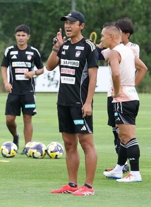 入江徹監督の新型コロナウイルス感染により、代わりに指揮を執る吉本岳史ヘッドコーチ=30日、聖籠町