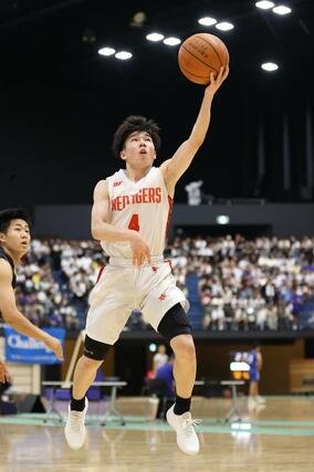 男子２回戦　開志国際－国学院久我山　第３クオータ－、開志国際の清水脩真がレイアップシュートを決め、６９－４３＝福岡県照葉積水ハウスアリーナ