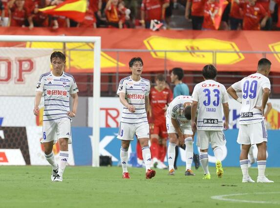 後半３３分、３失点し肩を落とす新潟の選手＝９月１８日、豊田スタジアム