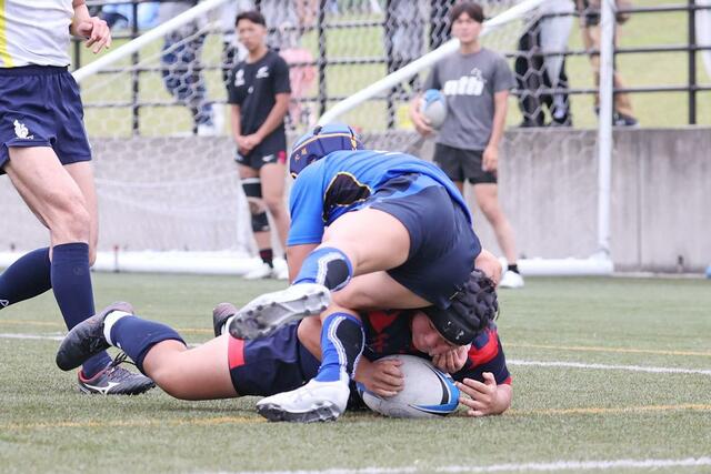 ラグビー決勝 開志国際-北越 前半27分、開志国際のHO星雄大がモールからトライを決めて22-0=長岡ニュータウン運動公園
