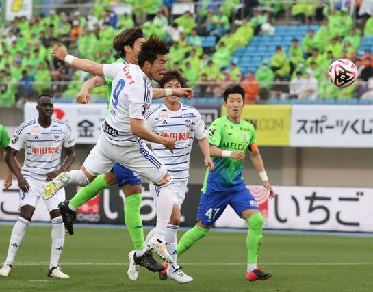 湘南ー新潟　後半、新潟のＦＷ鈴木孝司が頭で合わせるもゴールならず＝レモンＳ