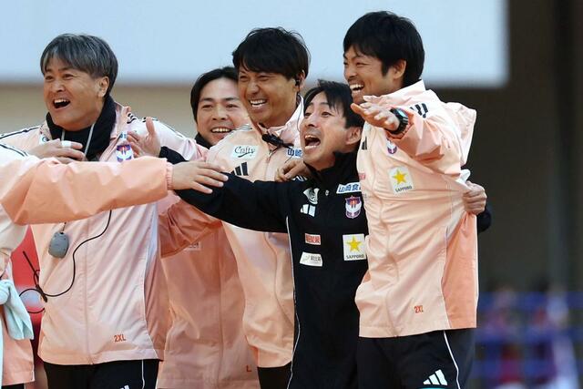 神戸－新潟　Ｊ１の監督として新潟で初勝利を挙げ、チームスタッフらと喜ぶ樹森大介監督（右から２人目）＝国立競技場