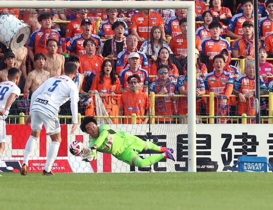 柏－新潟　前半、ゴールを死守するＧＫ小島亨介（右）＝三協Ｆ柏