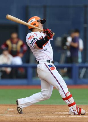 ９回オイシックス　１死走者無し　７番藤原大智が右越えにソロ本塁打を放ち、４－１＝エコスタ