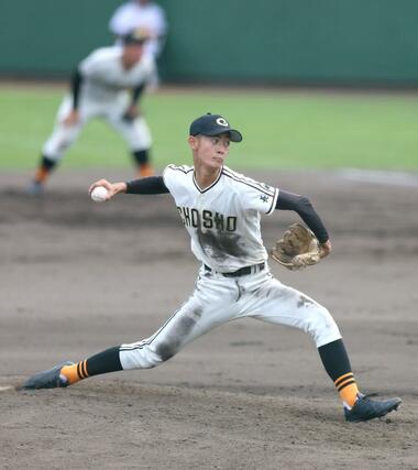 新発田南－長岡商　三回表、投球する長岡商の先発目黒愁汰＝長岡市悠久山