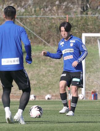 パスを出すMF奥村仁=聖籠町