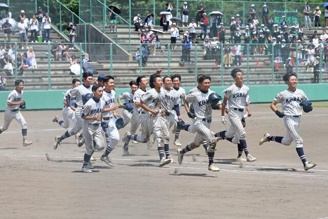新潟江南－村上　村上にサヨナラ勝ちし、スタンドに向かって喜ぶ新潟江南ナイン＝新発田市の五十公野
