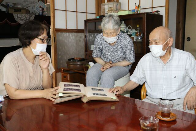 キヨイさんの思い出を語り合う家族（右から息子の片桐信義さん、その妻のワカエさん、孫の髙橋聖子さん）