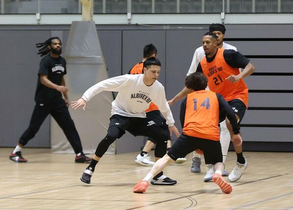 最終節の岐阜戦を前に練習する新潟の選手ら=長岡市