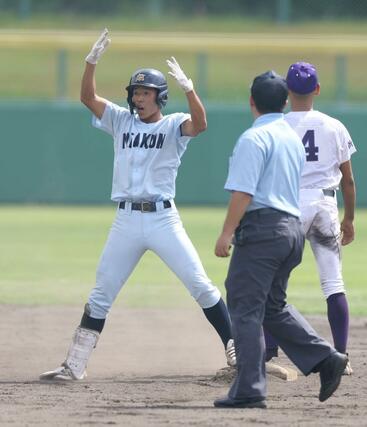 新潟明訓－東京学館　９回新潟明訓無死、代打の北明日斗が２塁打を放ち塁上で雄たけびをあげる＝９月６日、新発田市五十公野公園野球場