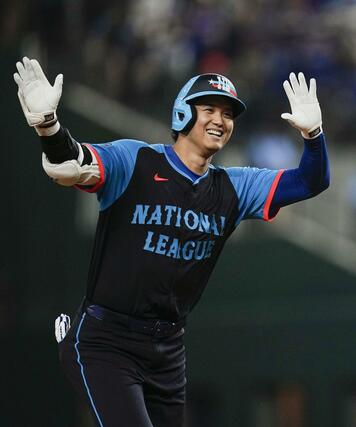 米大リーグ、オールスター戦の３回、球宴で初本塁打となる先制３ランを放ち笑顔のドジャース・大谷翔平＝アーリントン（共同）