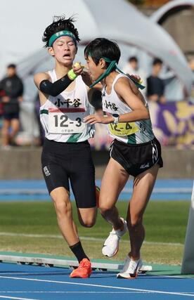 小千谷３区上村洵太（左）が４区堀沢心にたすきを渡す＝７日、新発田市五十公野公園