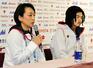 　２０１０年２月、バンクーバー五輪日本選手団の橋本聖子団長（左）とともに服装問題で記者会見するスノーボードの国母和宏＝バンクーバー（共同）