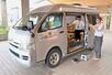 お年寄りらの居場所になるワゴン車=柏崎市原町