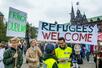 　難民歓迎のバナーを掲げる人々＝２０１５年９月、スウェーデン・マルメ（ゲッティ＝共同）