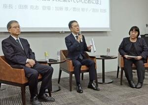 日本医療安全調査機構のセミナーで登壇した(左から)調査機構の宮田哲郎常務理事、千葉県がんセンターの加藤厚病院長、NPO法人架け橋の豊田郁子理事長=11日、東京都港区