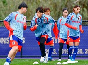 　米国との第２戦に向け調整する熊谷（左から２人目）ら＝シアトル近郊（共同）