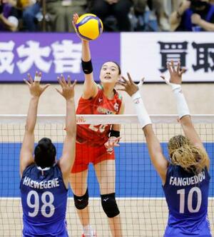 日本―フランス 第1セット、スパイクを決める佐藤=千葉ポートアリーナ