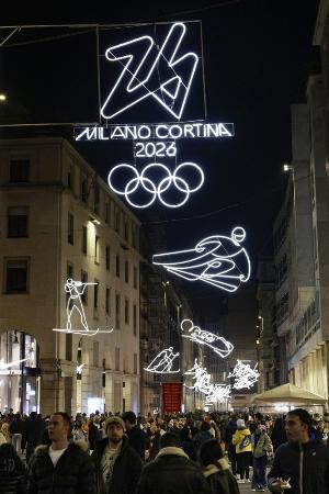 　ミラノ中心部の繁華街に掲げられたミラノ・コルティナ冬季五輪の競技を表すピクトグラムのイルミネーション＝１月（共同）