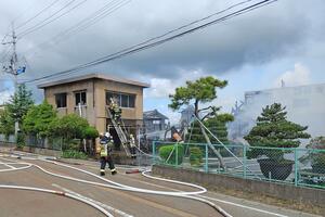 住宅火災の現場＝８月１７日午前９時半前、新潟市秋葉区