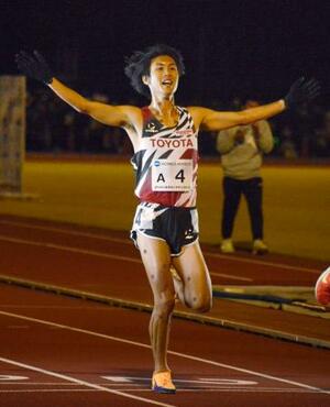 　陸上男子１万メートルで日本新記録を樹立した鈴木芽吹＝東京都八王子市