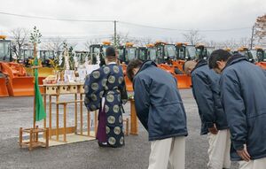 降雪期を前に、市職員らが安全を祈願した除雪隊の結団式=新発田市五十公野