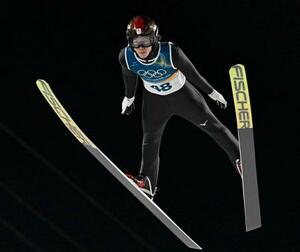 　男子個人ノーマルヒル　二階堂蓮の１回目の飛躍＝プレダッツォ（共同）