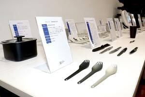 ジャパン・ツバメ・インダストリアルデザインコンクールの受賞作品。先割れスプーン「HOVERLIGHT SPORK」(手前)がグランプリに選ばれた=燕市役所