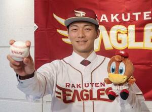 　楽天入団が決まった花園大の藤原聡大投手＝１４日、京都市