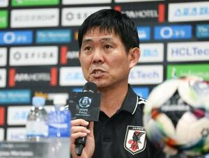 サッカー東アジアE―1選手権の開幕を前に、記者会見する森保監督=6日、龍仁(共同)