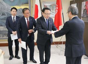 花角英世知事に要望する自民党新潟県連の岩村良一幹事長ら=1月27日、県庁