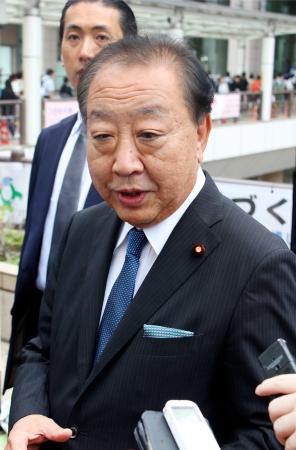 東京都立川市で記者団の取材に応じる立憲民主党の野田代表=14日午後