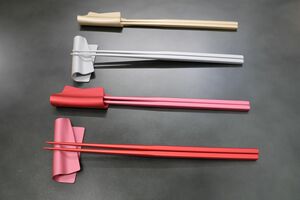 ツボエのアルミ合金製の箸置きと箸。赤やピンクなどの10色があり、異なる色の組み合わせも可能だ