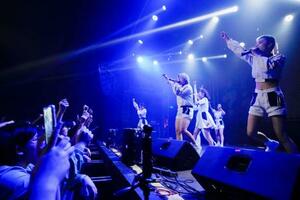 中国湖南省長沙市内で行われた「透明教室とパラレルガール」のライブ=5月(共同)